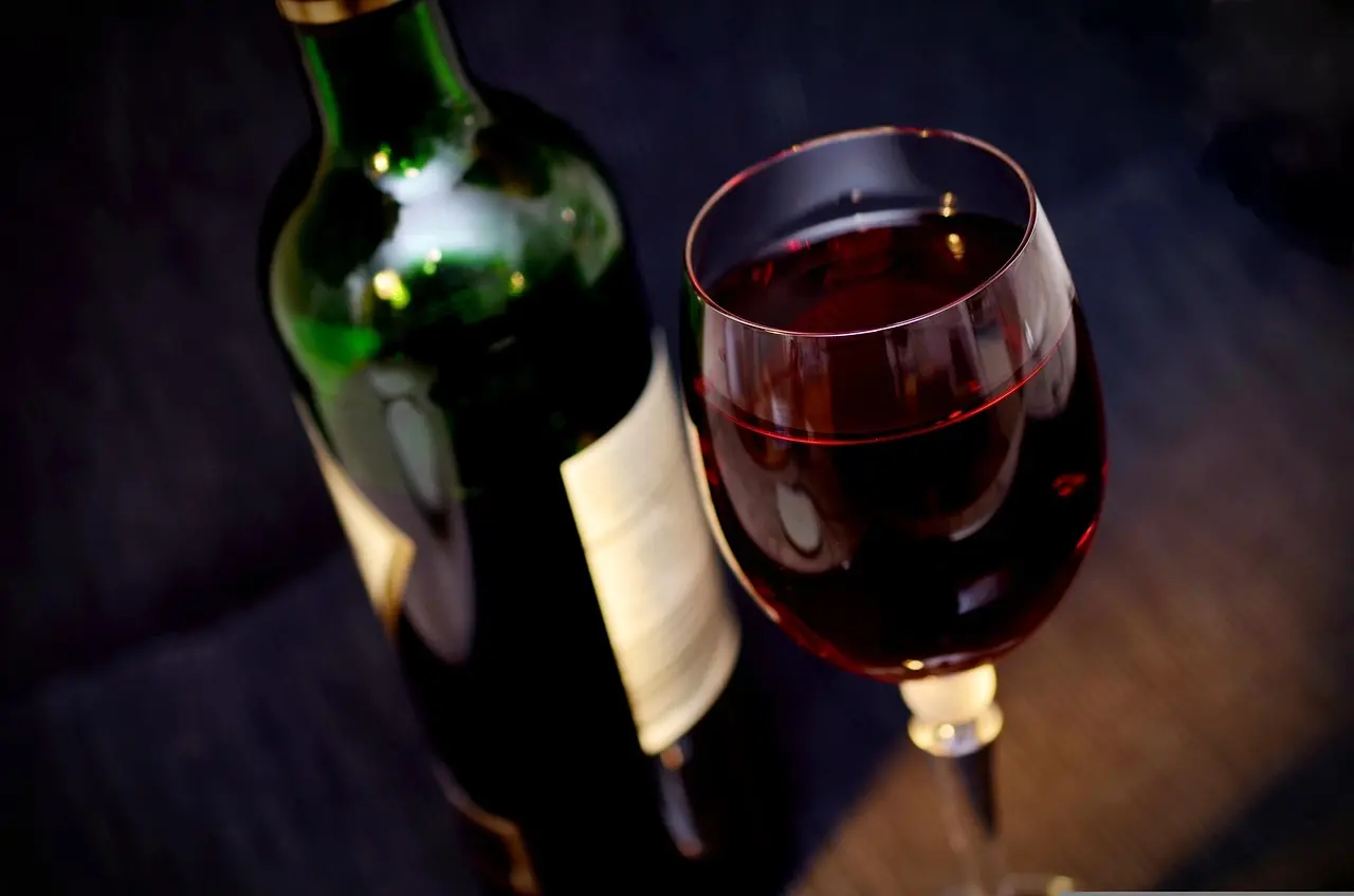 Sådan arrangerer du en hemmelig vinsmagning som date