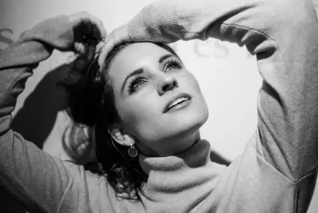 Hvilken halskæde passer bedst til en rullekravetrøje?