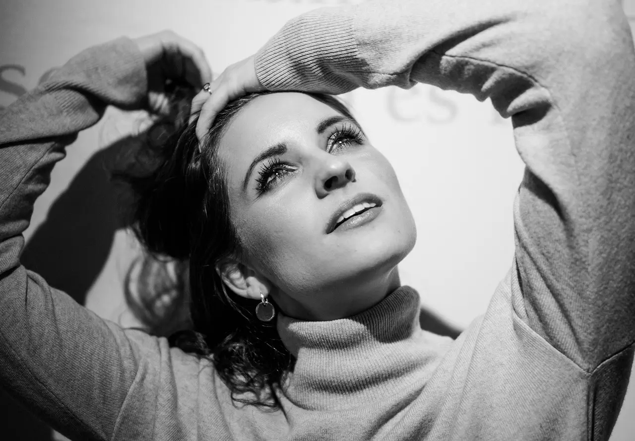 Hvilken halskæde passer bedst til en rullekravetrøje?