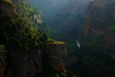 Kan man bære strømpebukser med sandaler til fest?