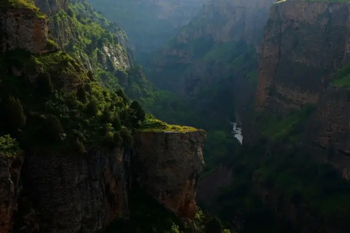 Kan man bære strømpebukser med sandaler til fest?