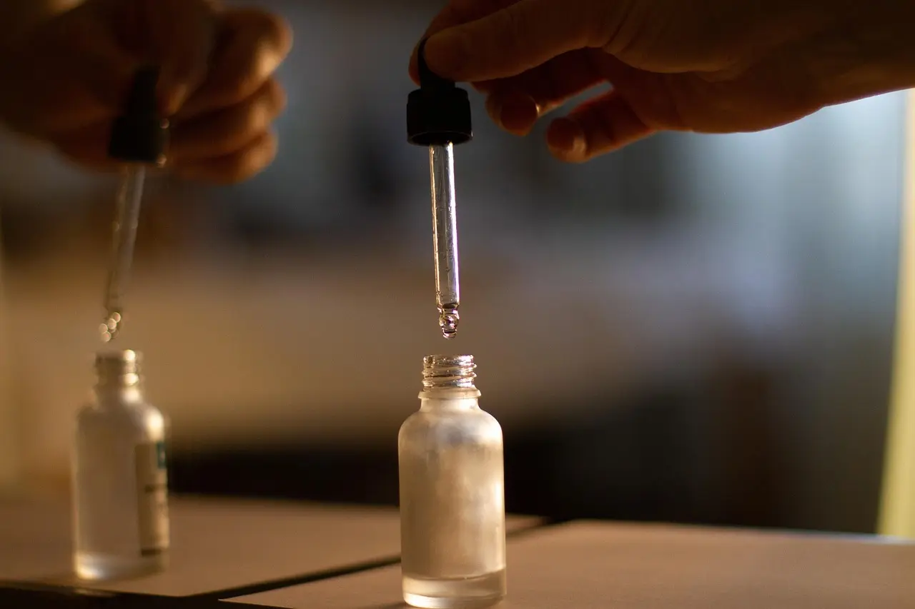 Sådan vælger du et serum som gave til moden hud